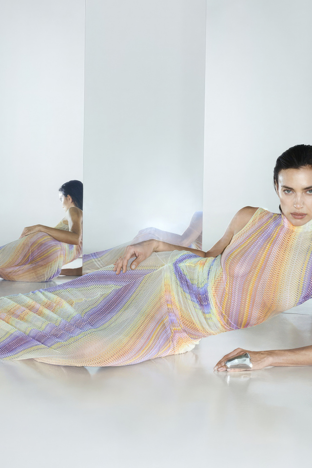 Модель Ирина Шейк в красивом платье