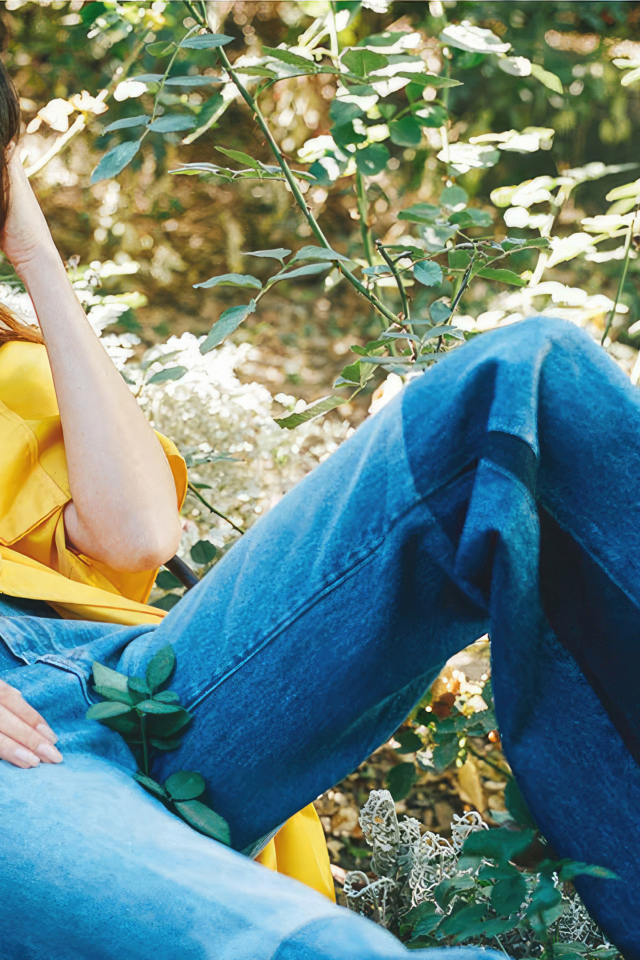 Модель Кендалл Дженнер в синих джинсах лежит на земле