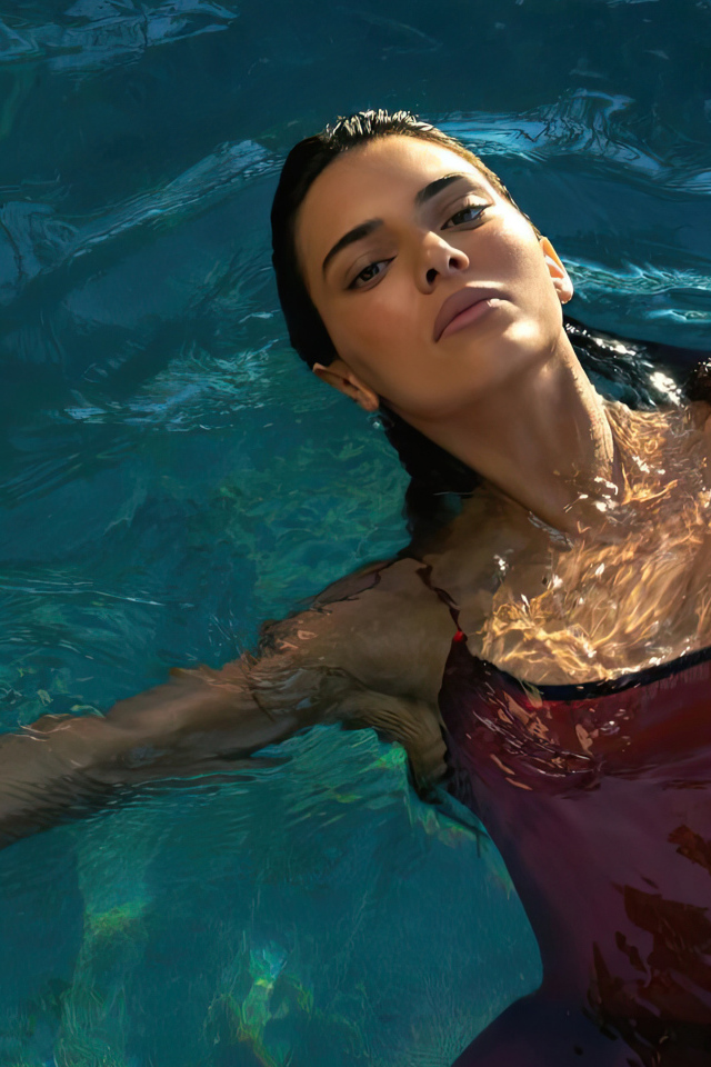 Модель Кендалл Дженнер лежит в бассейне