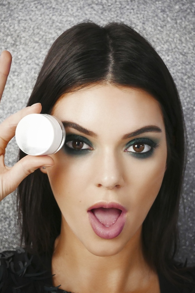 Модель Кендалл Дженнер с красивым макияжем