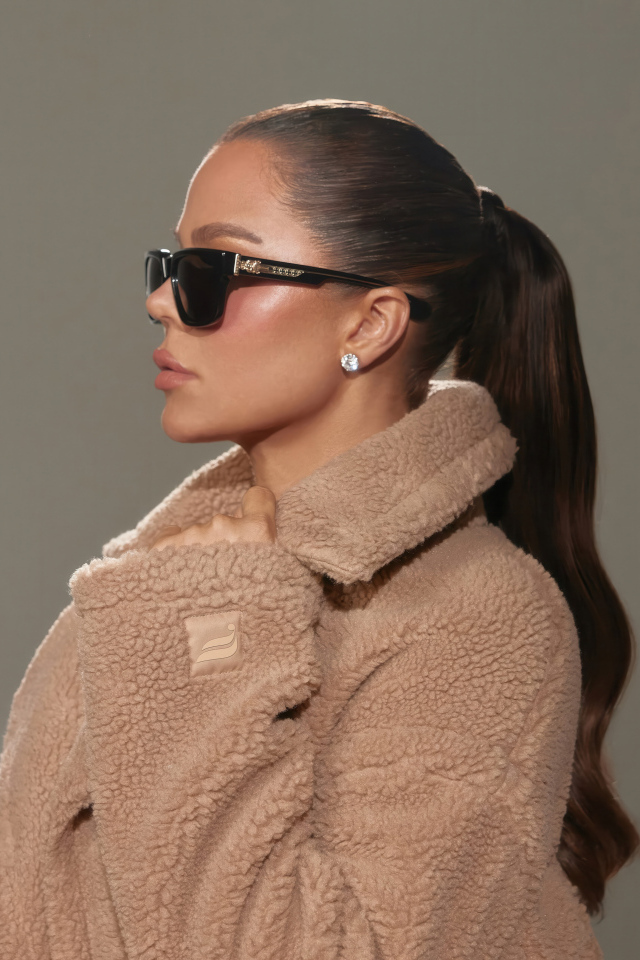 Модель Клои Кардашьян в шубе и черных очках