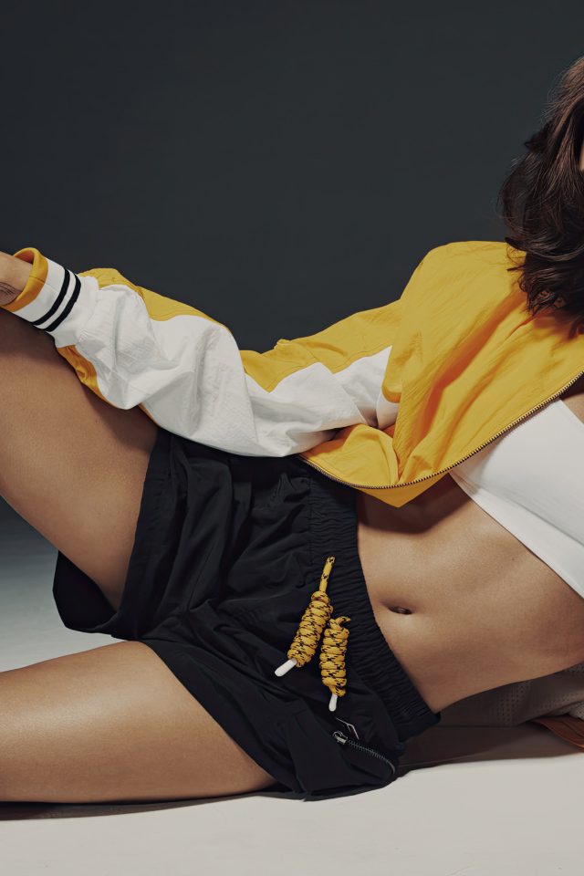 Популярная модель Хейли Болдуин в спортивном костюме на сером фоне