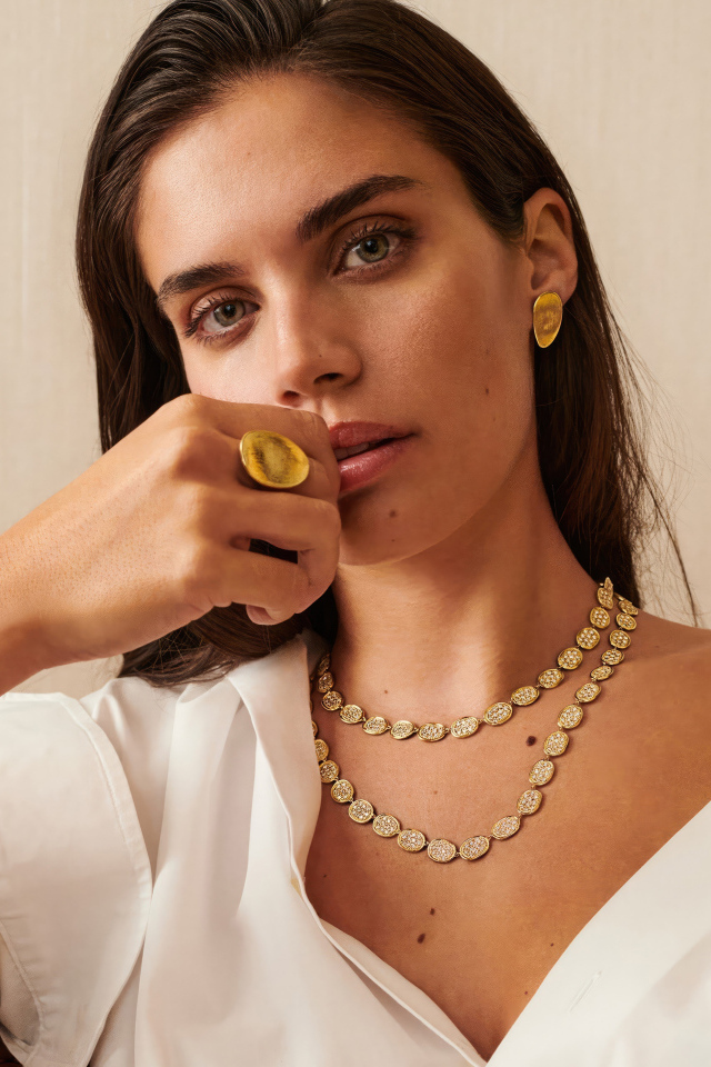 Молодая португальская модель Сара Сампайо в белом наряде