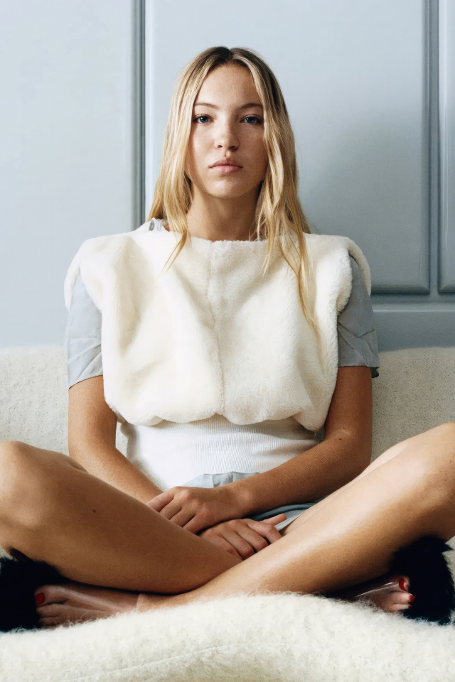 Молодая модель Лила Грэйс Мосс сидит в кресле