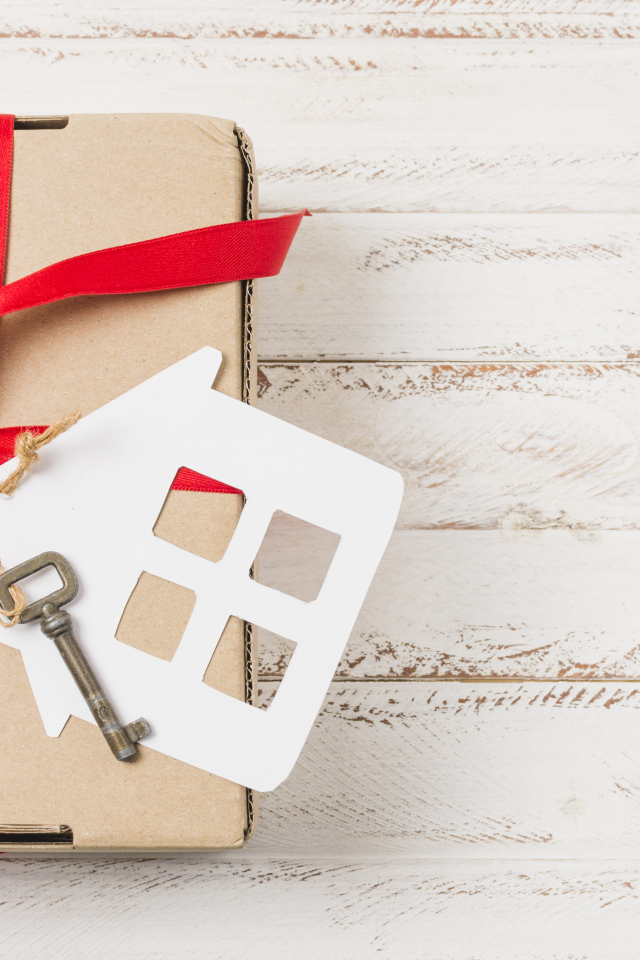 Подарок с ключом от квартиры на столе