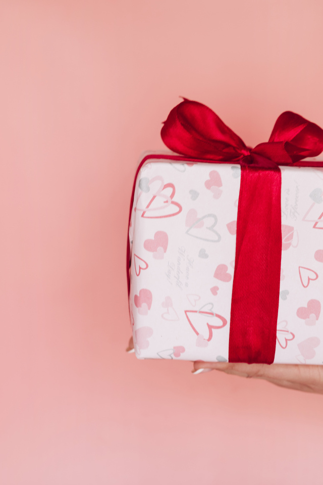 Девушка держит коробку с подарком