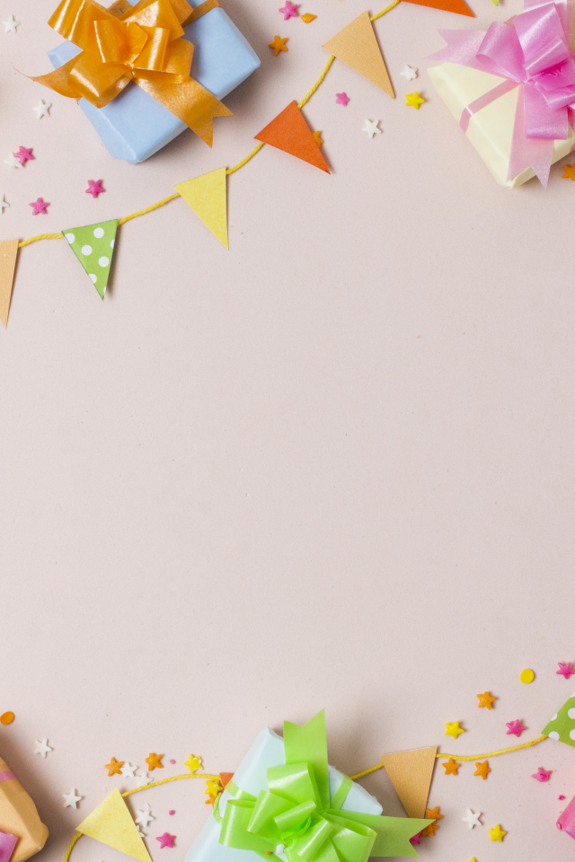 Много подарком на сером столе