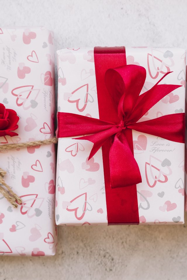 Три коробки с подарками на столе