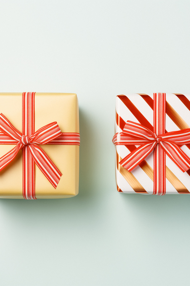 Два подарка с лентами на сером фоне