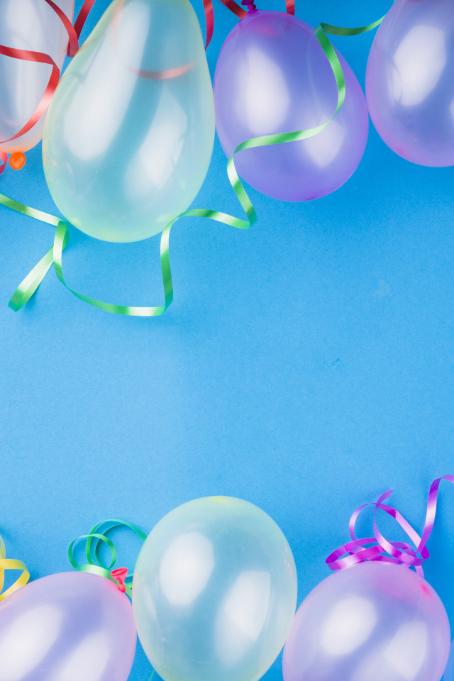 Надувные шарики на голубом фоне