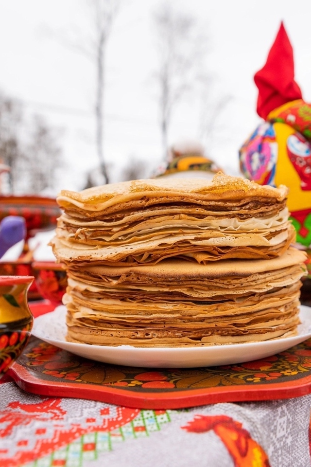 Стопка блинов на празднике Масленица