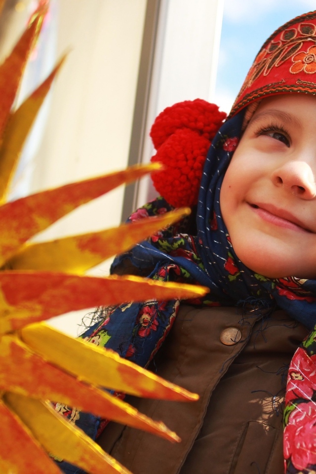 Девочка в костюме на праздник Масленица