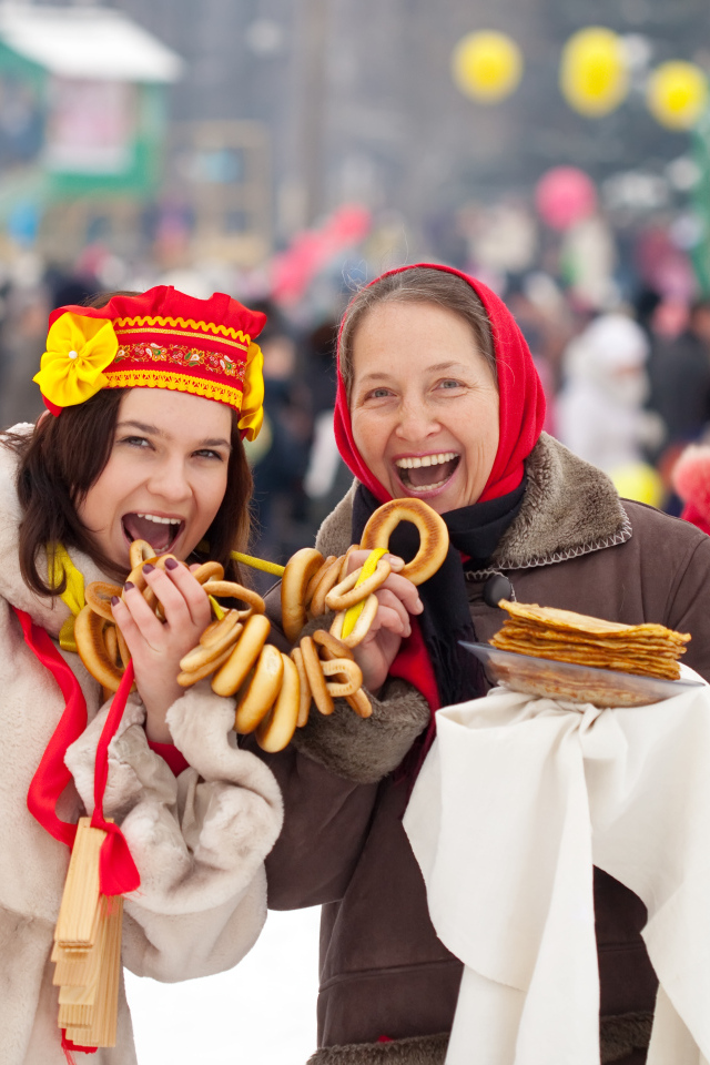 Женщины с угощениями на праздник Масленица