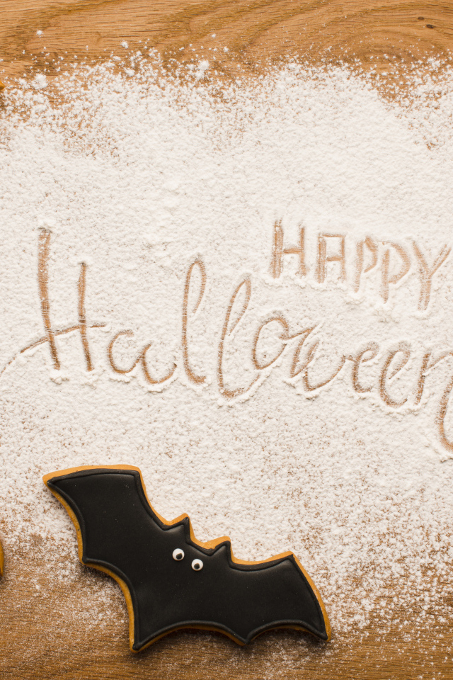 Печенье в форме летучих мышей на разделочной доске на Хэллоуин