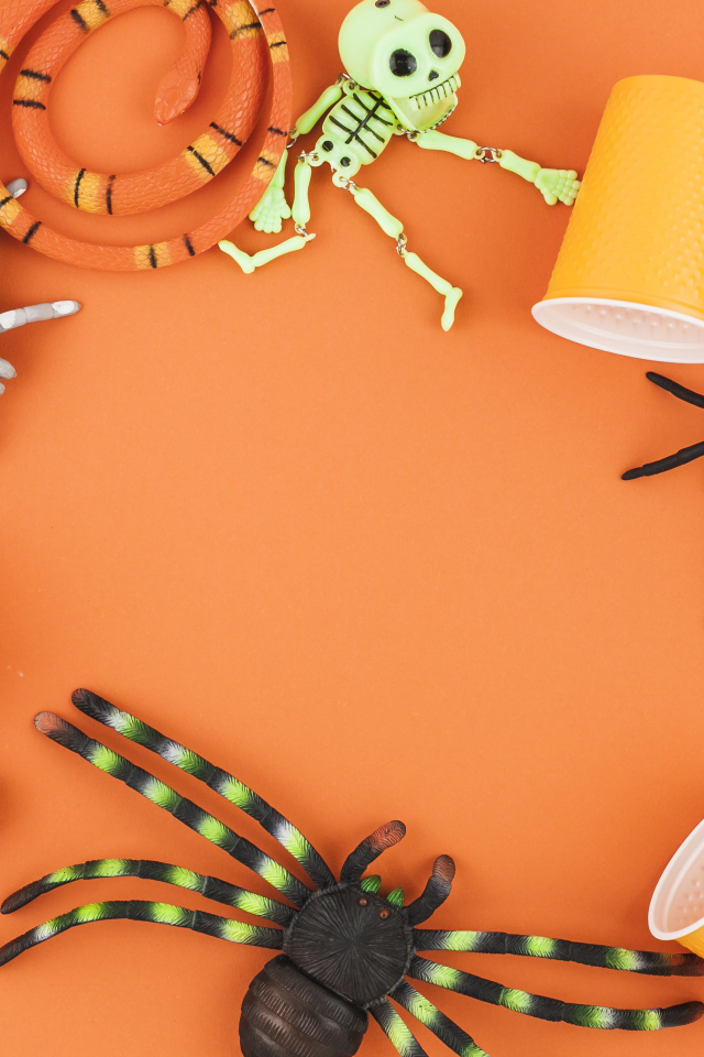 Игрушки на Хэллоуин на оранжевом фоне