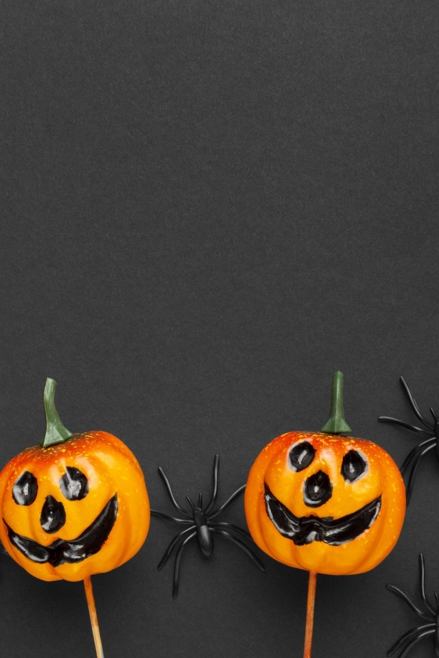 Тыквы с черными пауками на сером фоне на Хэллоуин