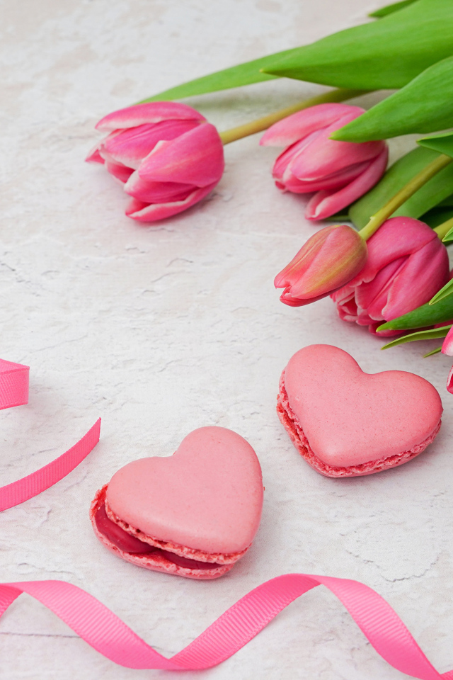 Букет тюльпанов с лентой и печеньем на 8 марта