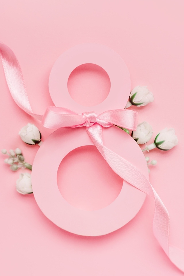 Цветы и цифра восемь с лентой на розовом фоне