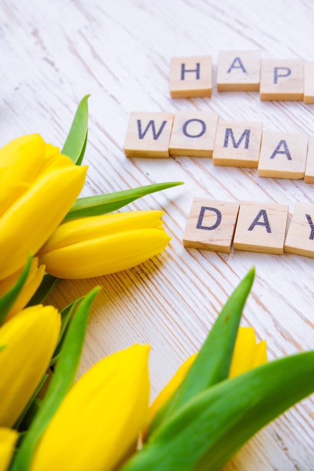 Большой букет желтых тюльпанов на Международный женский день 8 марта