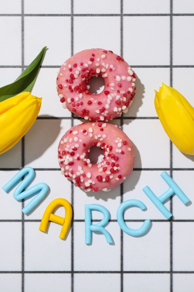 Два пончика с желтыми тюльпанами на 8 марта