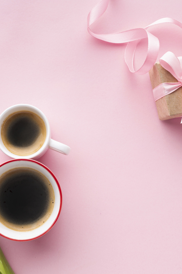 Две кружки кофе, тюльпан и подарок для любимой на 8 марта