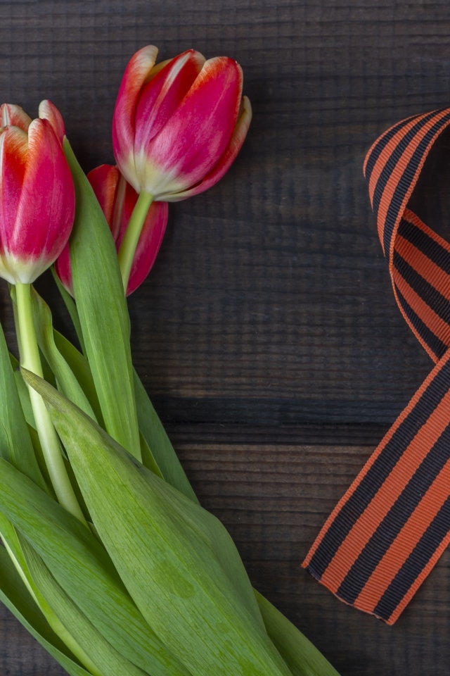 Георгиевская лента с букетом тюльпанов на 9 мая