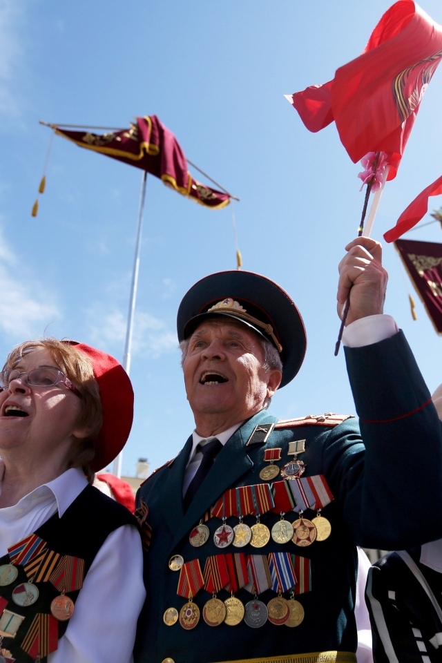 Ветераны с флагами на День Победы 9  мая