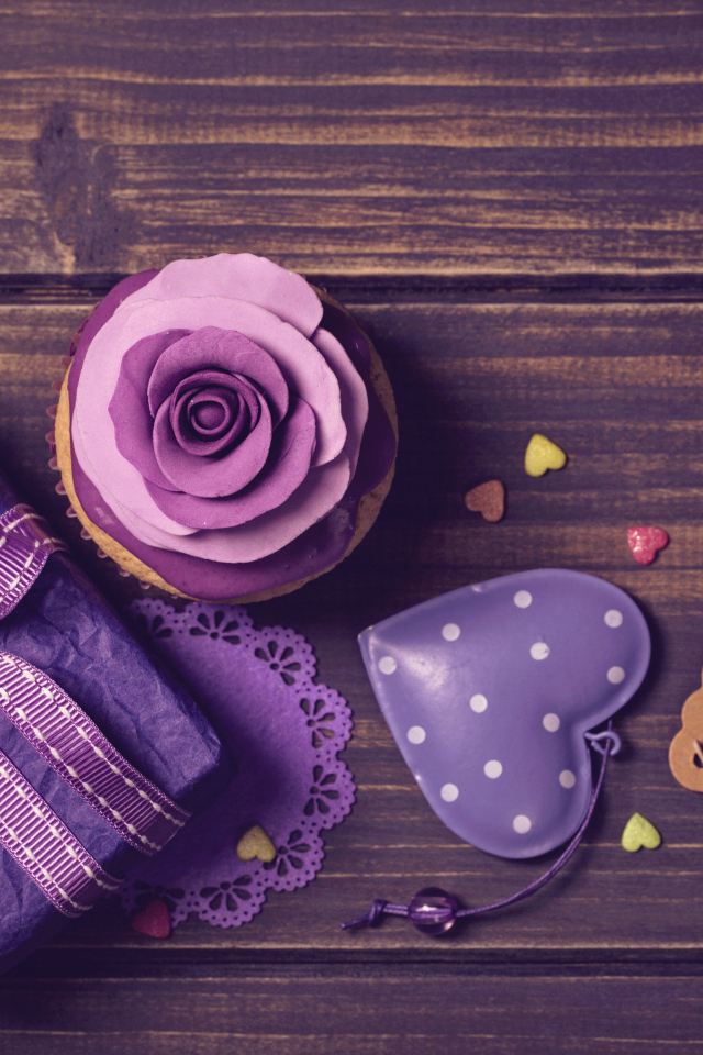 Подарок рядом с кексом, сердечком и открыткой