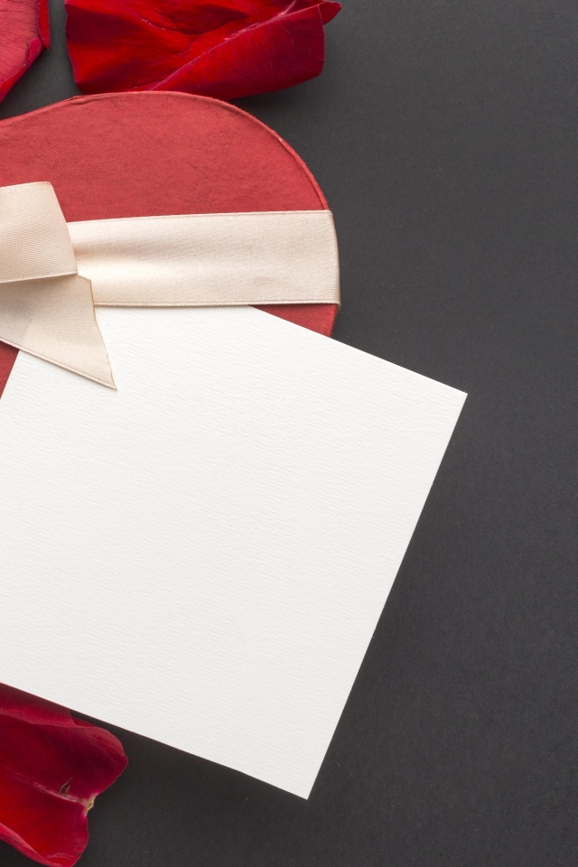 Подарок и цветы на сером фоне, шаблон поздравительной открытки