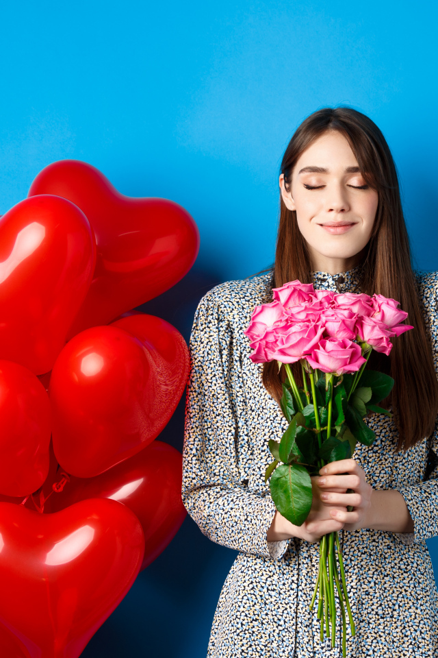 Девушка с букетом роз и воздушными шарами на день Влюбленных