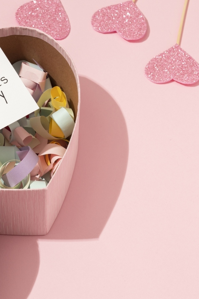 Коробка в форме сердца на розовом фоне на День Святого Валентина