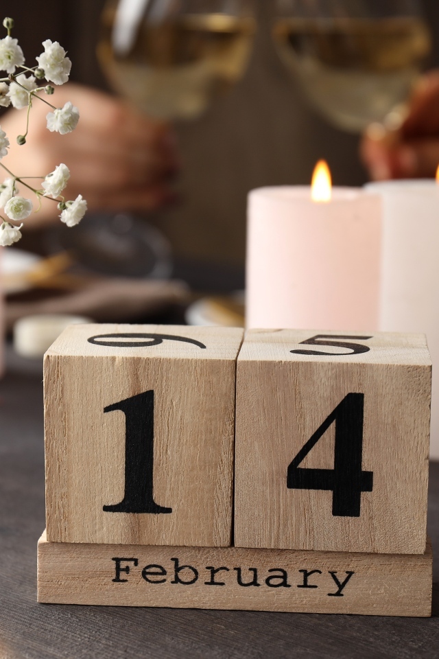 Зажженные свечи и кубики на день влюбленных 14 февраля