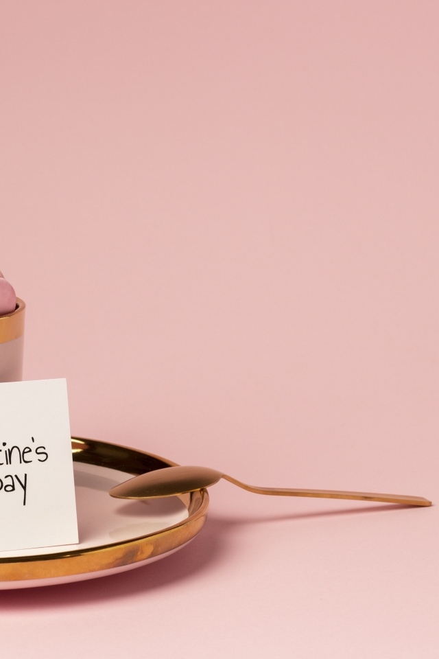 Кружка с десертом макарон на день Святого Валентина