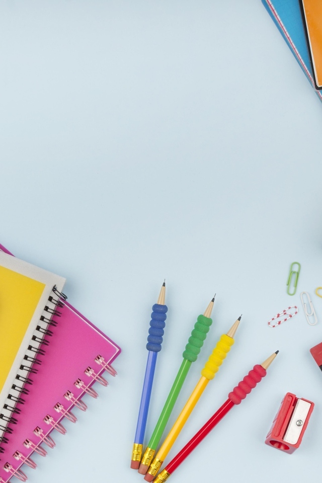 Канцелярские предметы на голубом фоне