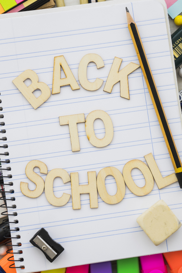 Канцелярские предметы с блокнотом и надписью 