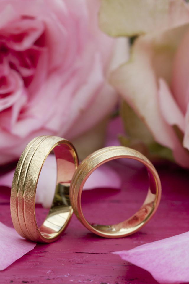 Два золотых обручальных кольца с цветами розы