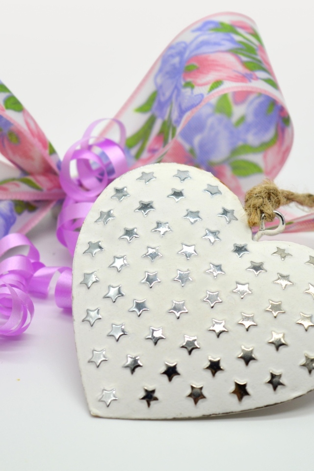 Красивое сердце в звездах с ленточкой