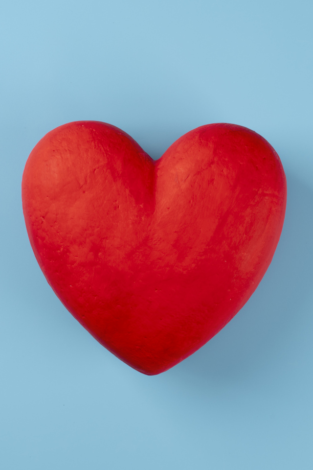 Большое красное сердце на голубом фоне