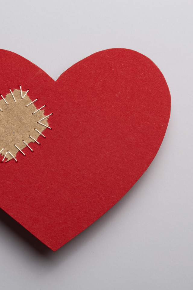 Большое красное сердце с заплаткой на сером фоне