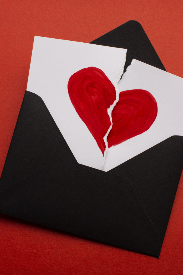 Черный конверт с нарисованным разбитым сердцем