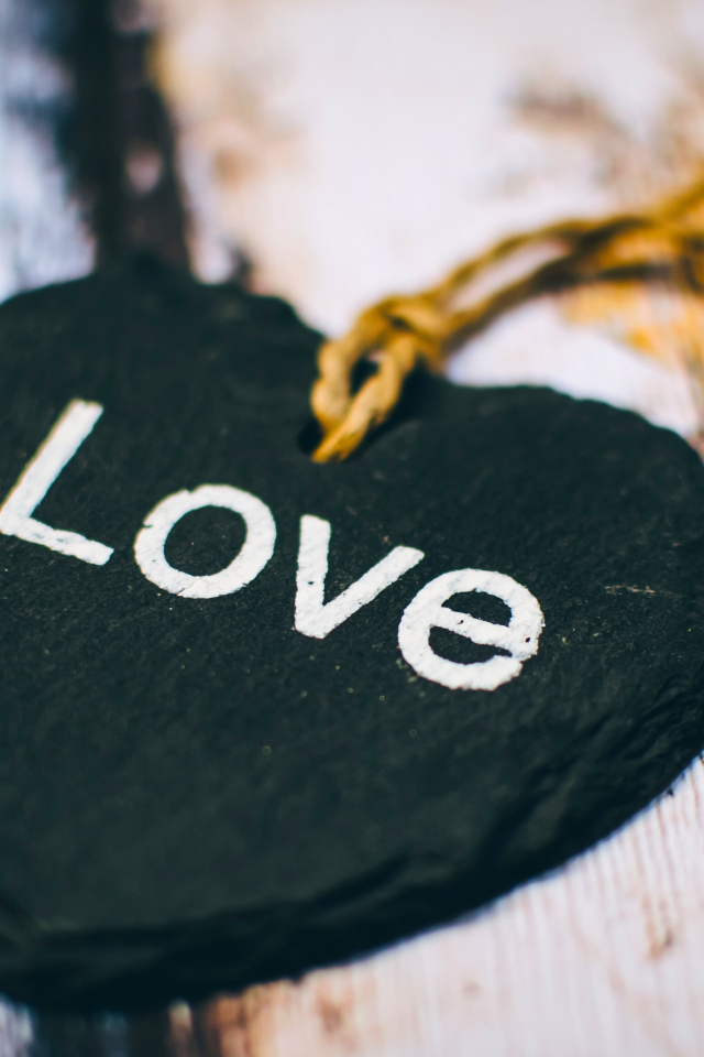 Черное каменное сердце на нитке 