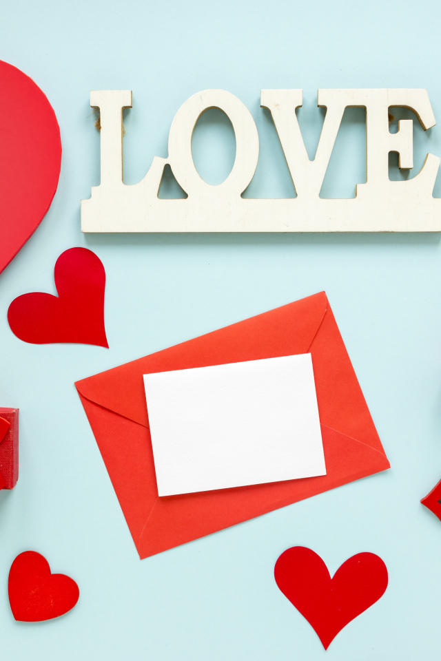 Голубой фон с красными сердцами и надписью любовь