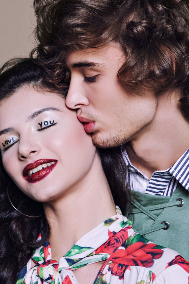 Влюбленные парень с девушкой с закрытыми глазами