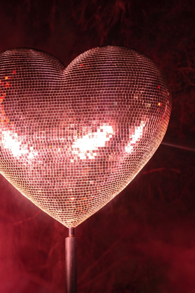 Яркое блестящее сердце в дыму