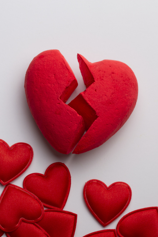 Разбитое сердце с маленькими красными сердечками