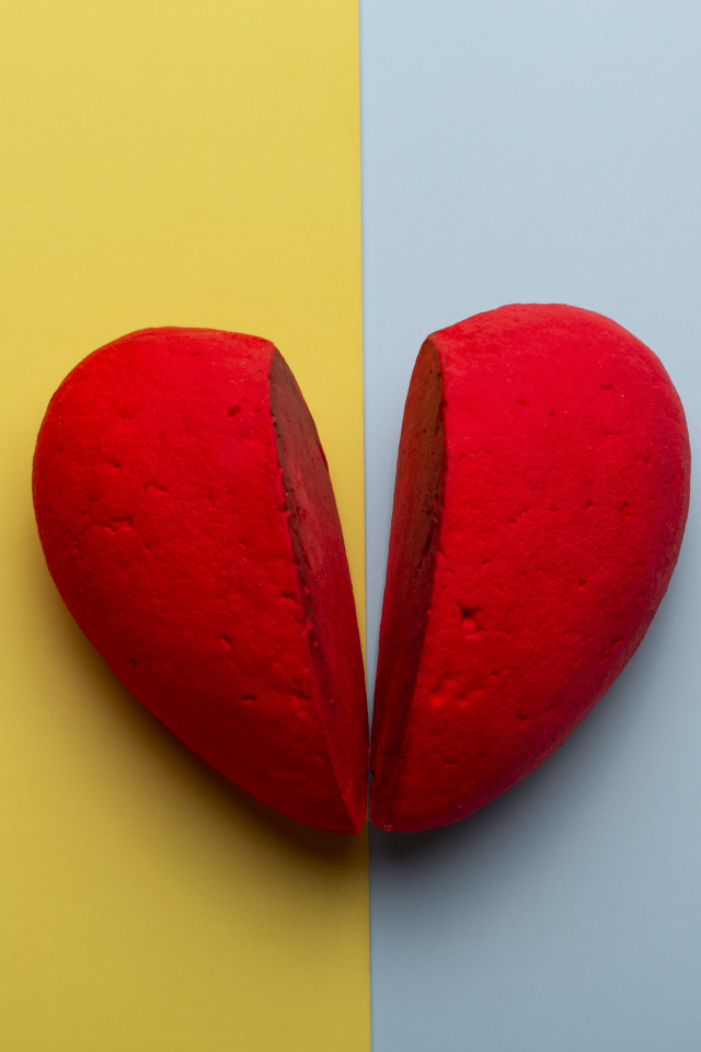 Разбитое красное сердце