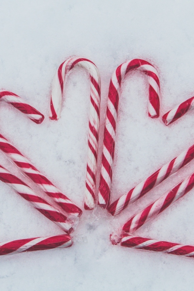 Сердечки из конфет на снегу