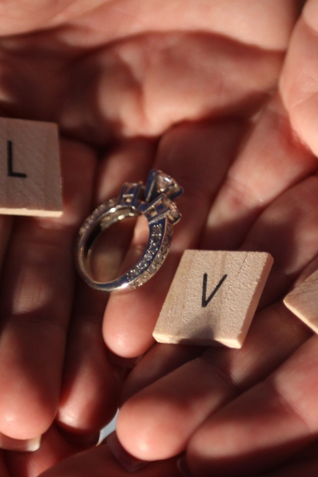 Кубики и кольцо на ладонях с надписью любовь