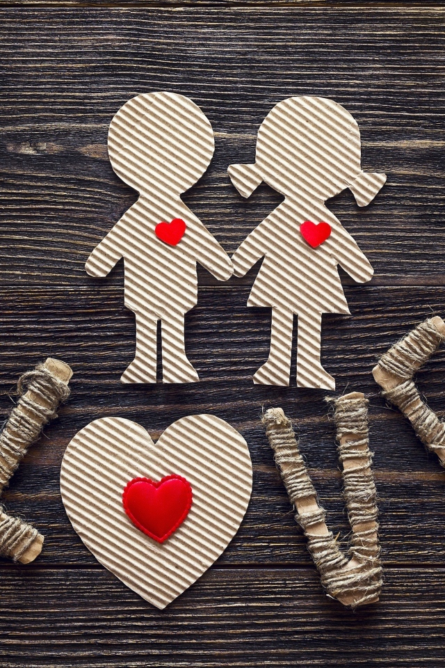 Вырезанные из ткани изображение мальчика и девочки и надписью Love