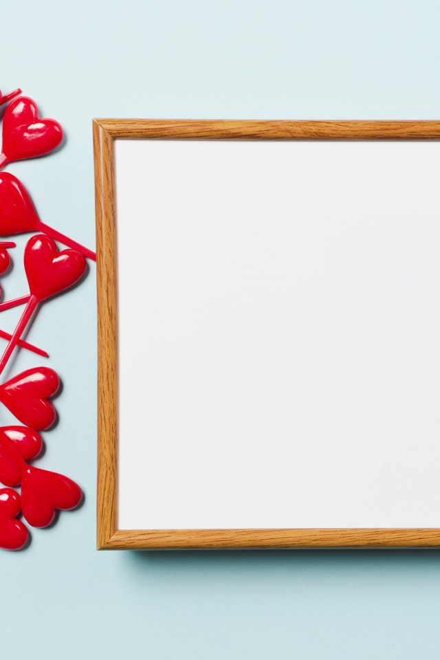 Рамка и красные сердечки на голубом фоне, шаблон открытки